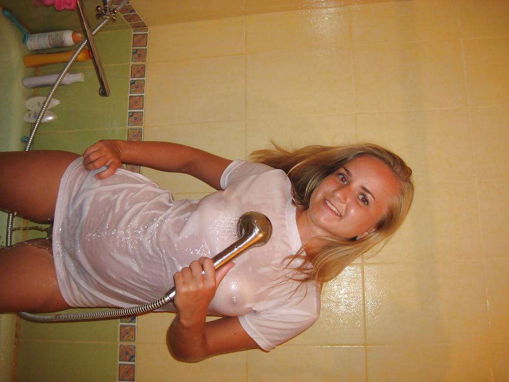 25P Girls Wet T-Shirt Contest At Home