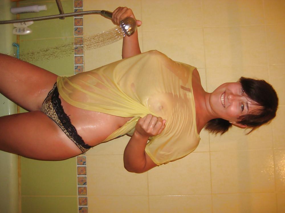 25P Girls Wet T-Shirt Contest At Home