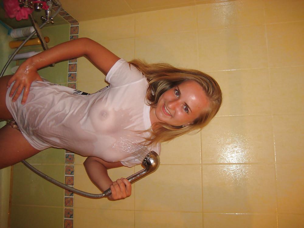 25P Girls Wet T-Shirt Contest At Home