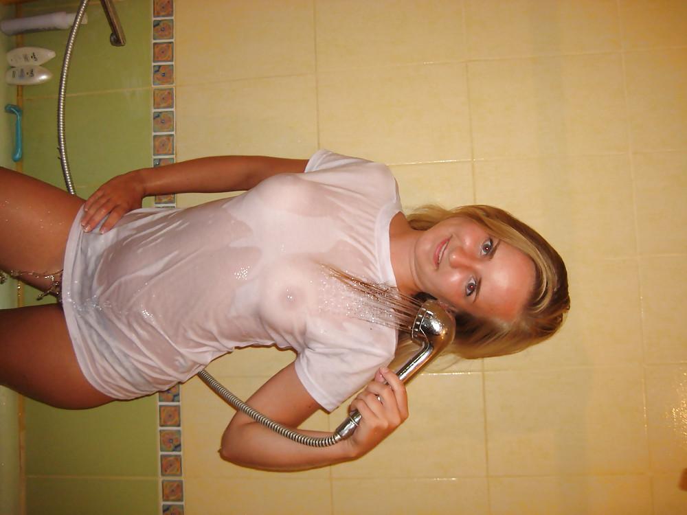 25P Girls Wet T-Shirt Contest At Home