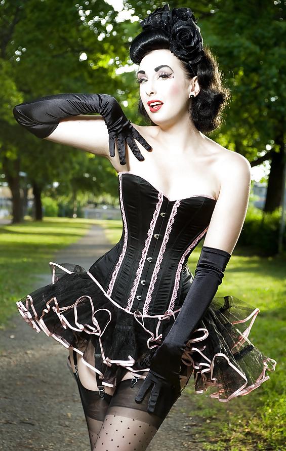 25P Wasp waist in corset & corsage