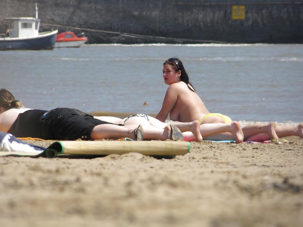 7P Chubby beach brunette topless