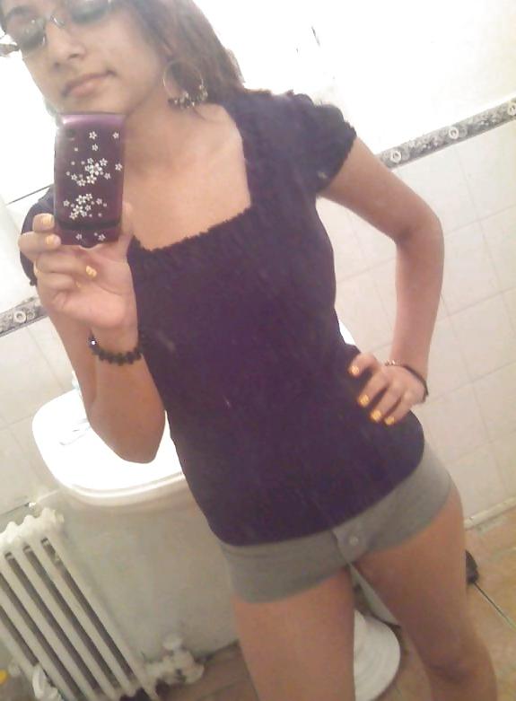 15P Desi indian girl exposing
