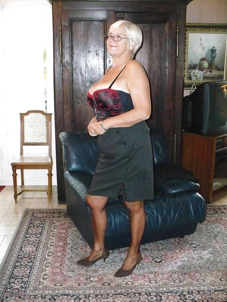 25P Mature Beauty - Annick 44