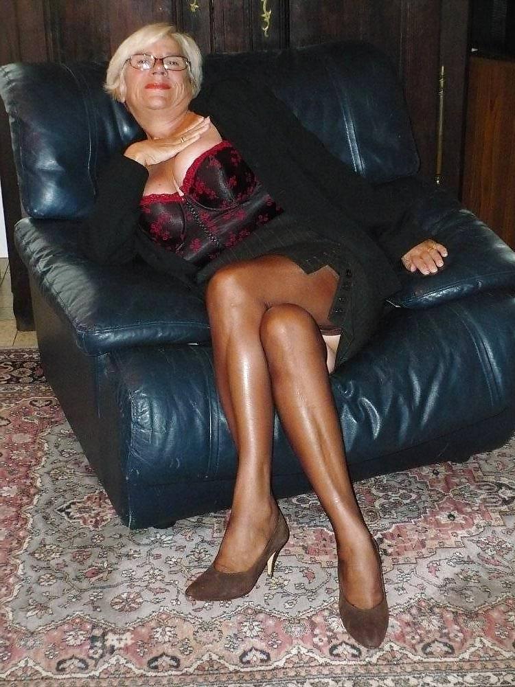 25P Mature Beauty - Annick 44