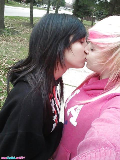 25P Girls making out and kissing