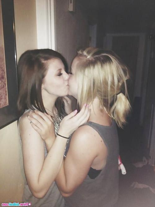 25P Girls making out and kissing
