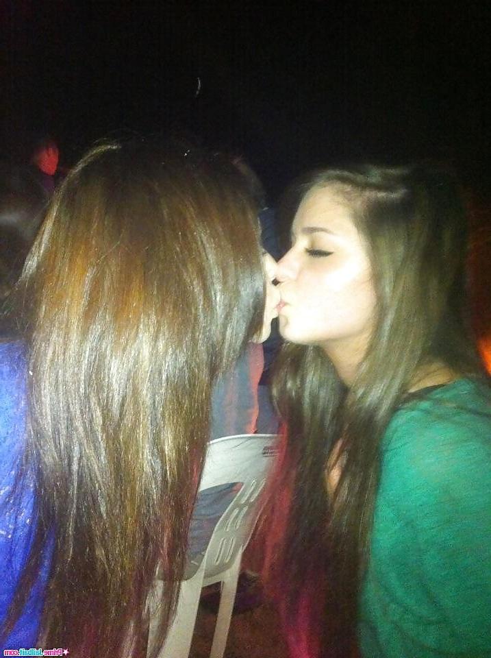25P Girls making out and kissing