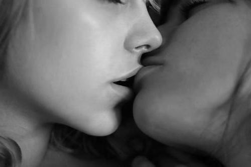 25P Girls making out and kissing