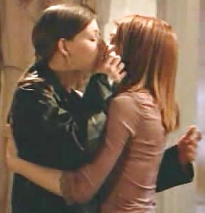 25P Girls making out and kissing