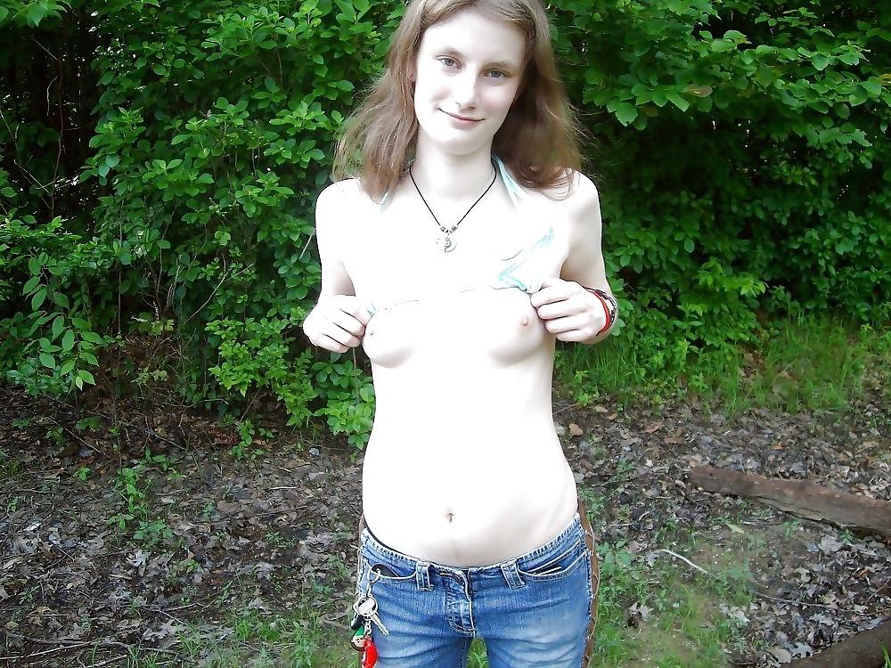 25P Les salopes (flashing tits or pussy )
