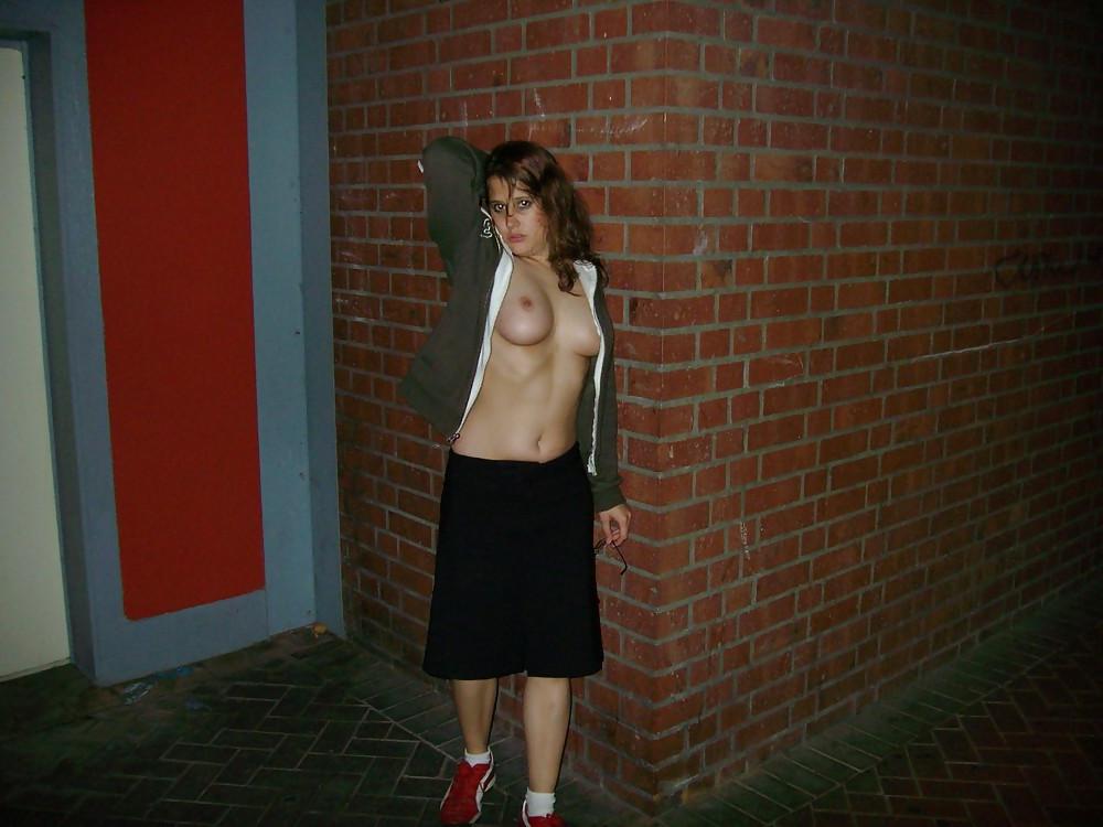 25P Les salopes (flashing tits or pussy )