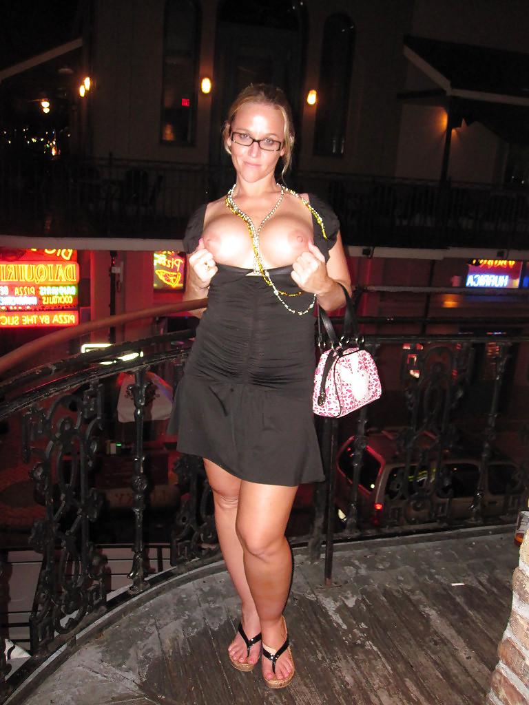 25P Les salopes (flashing tits or pussy )