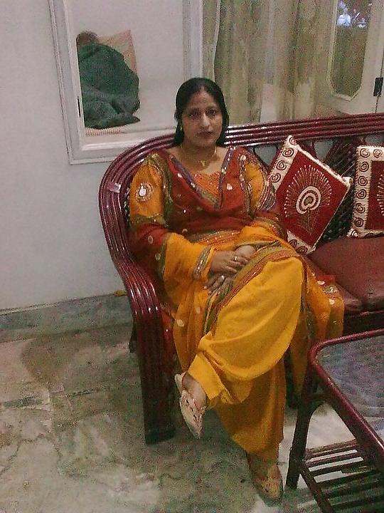 13P Desi aunty