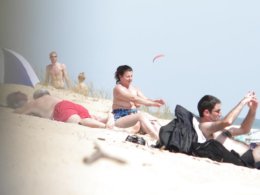 15P Chubby beach topless brunette