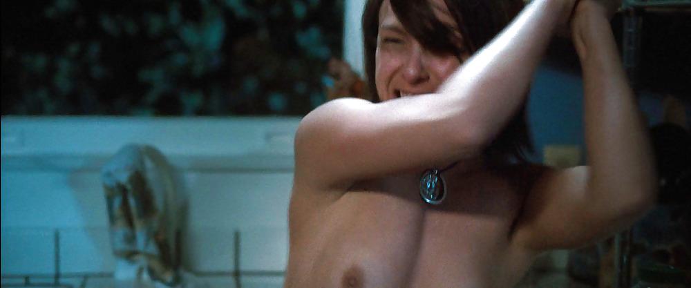 17P Danielle Harris nekkid in Rob Zombie's Halloween! 