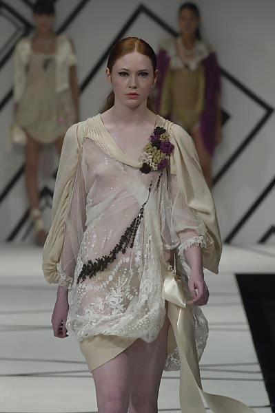 6P Karen Gillan See-Through Catwalk