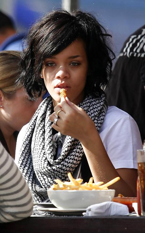 25P Celebs Eating Food 2