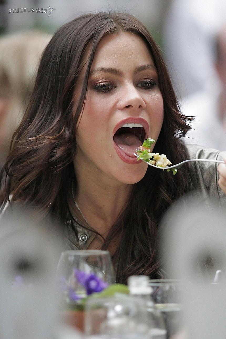 25P Celebs Eating Food 2