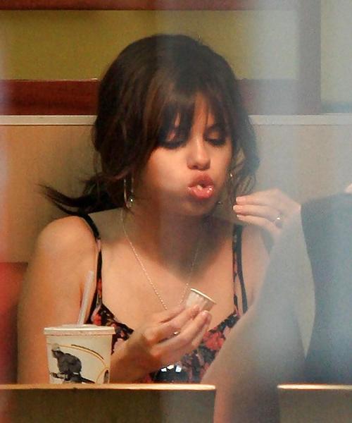 25P Celebs Eating Food 2