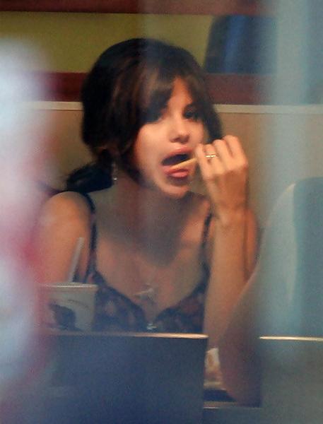 25P Celebs Eating Food 2