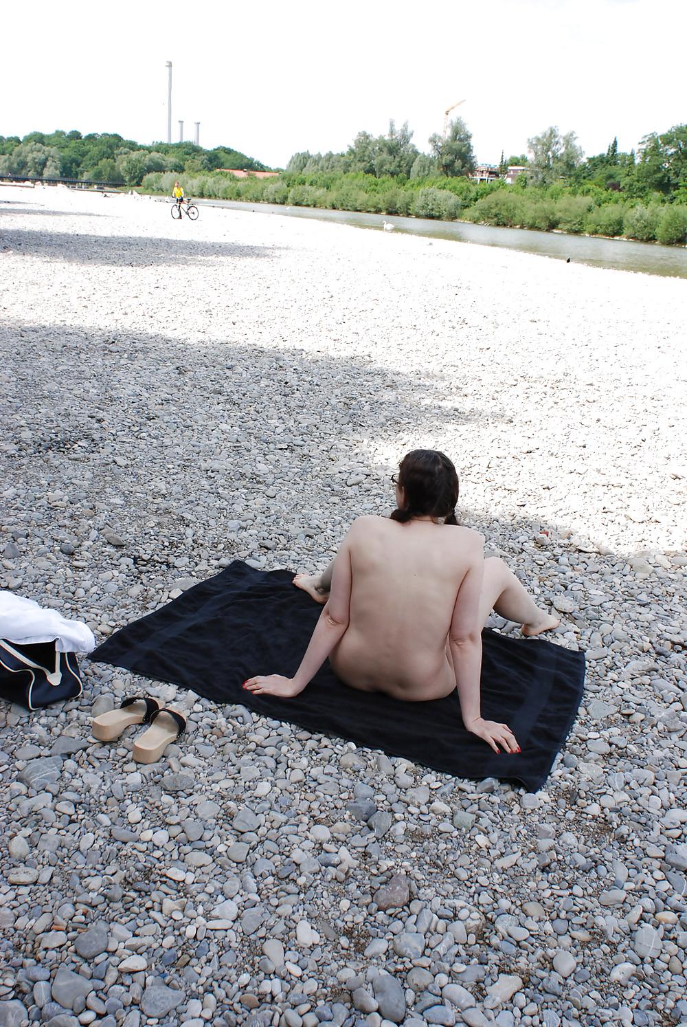 18P Nackt am Fluss
