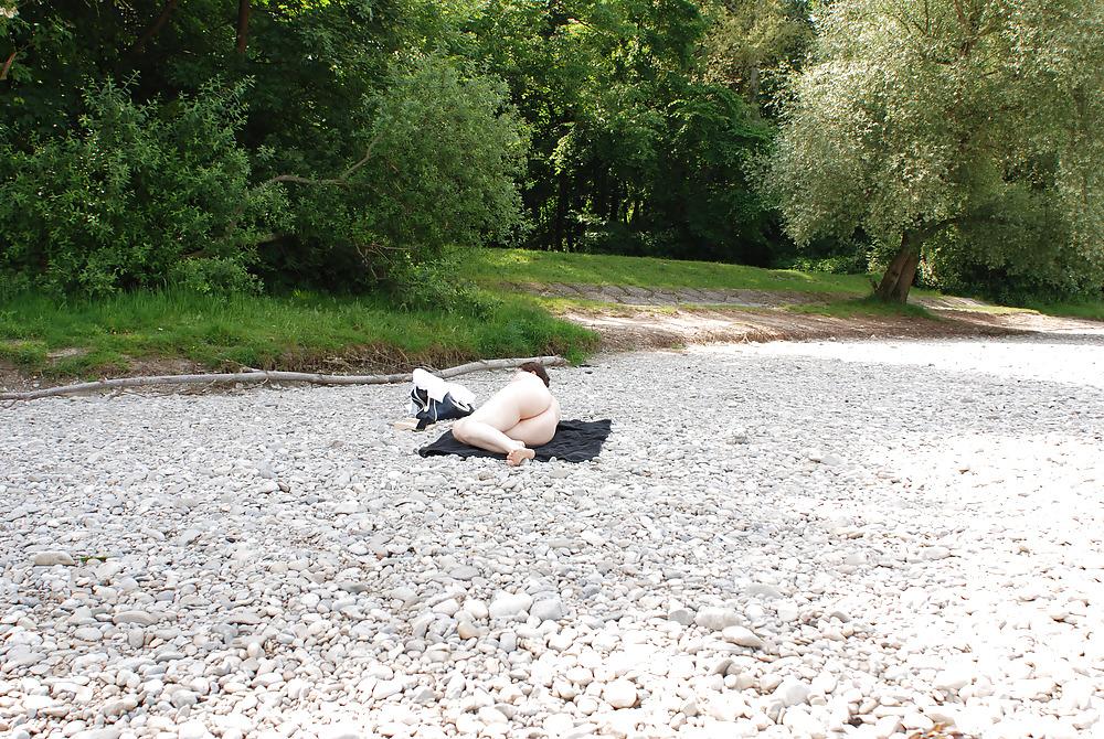 18P Nackt am Fluss