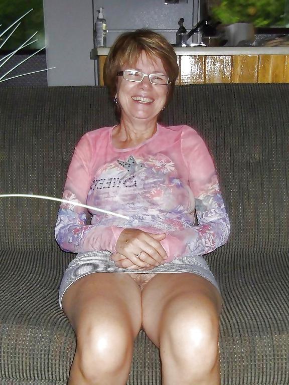 25P Mature Upskirt - 16