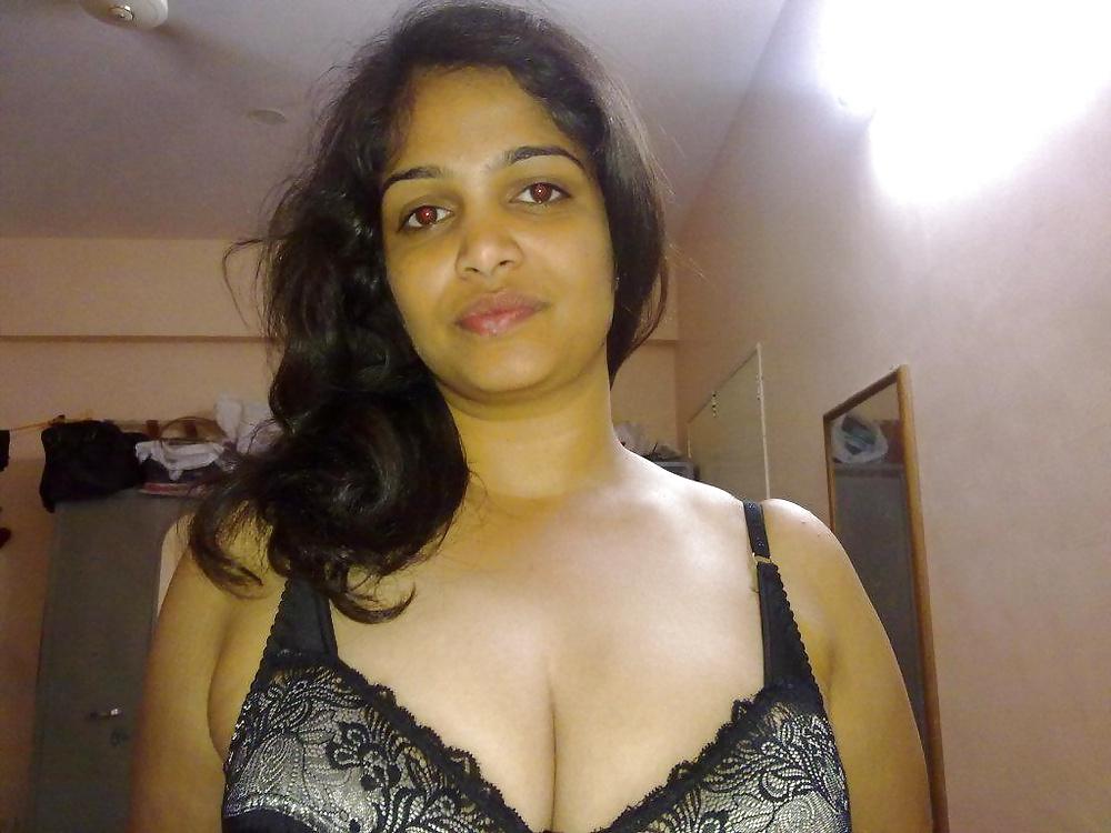 25P Sexy Indian Aunty