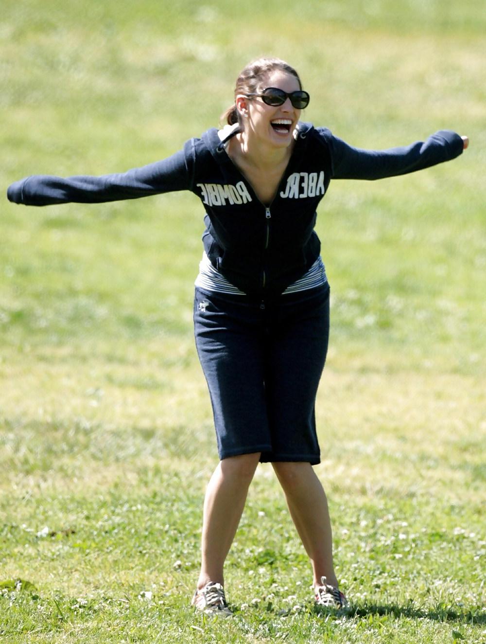 12P Kelly Brook Downblouse Candids in Los Angeles