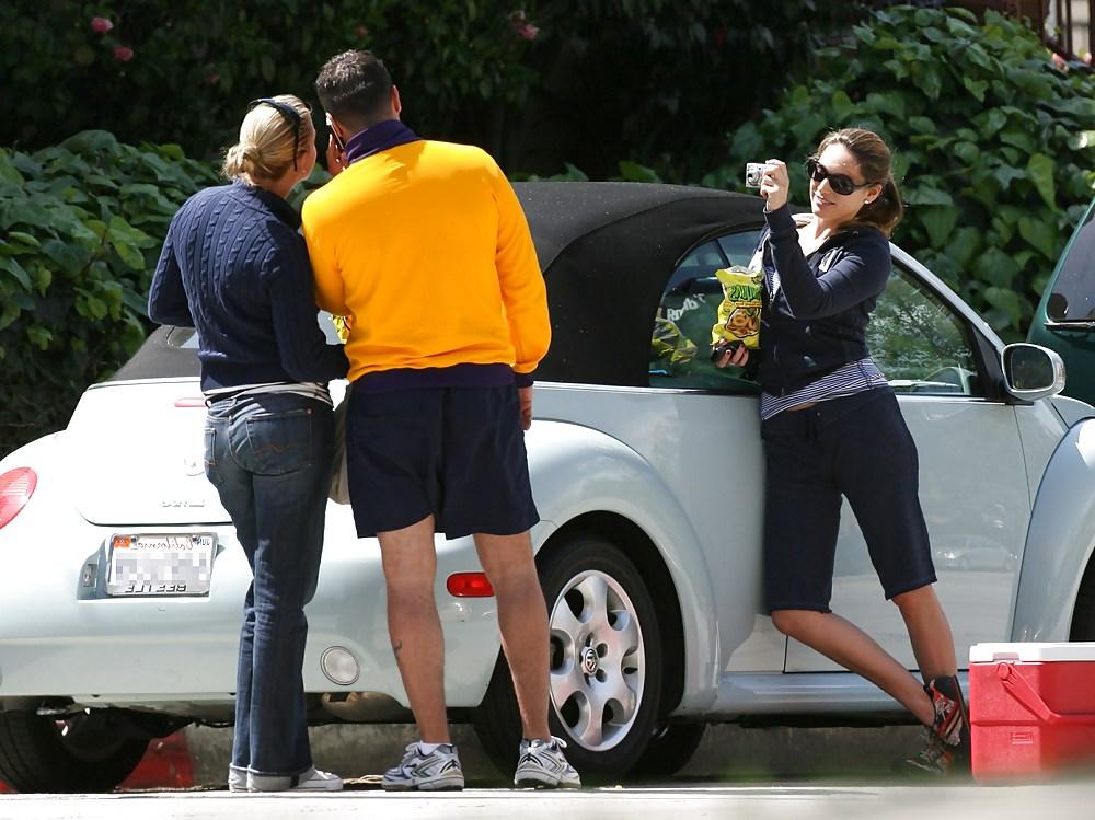 12P Kelly Brook Downblouse Candids in Los Angeles