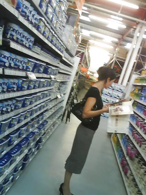 6P Hot woman shopping in B&Q