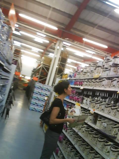 6P Hot woman shopping in B&Q