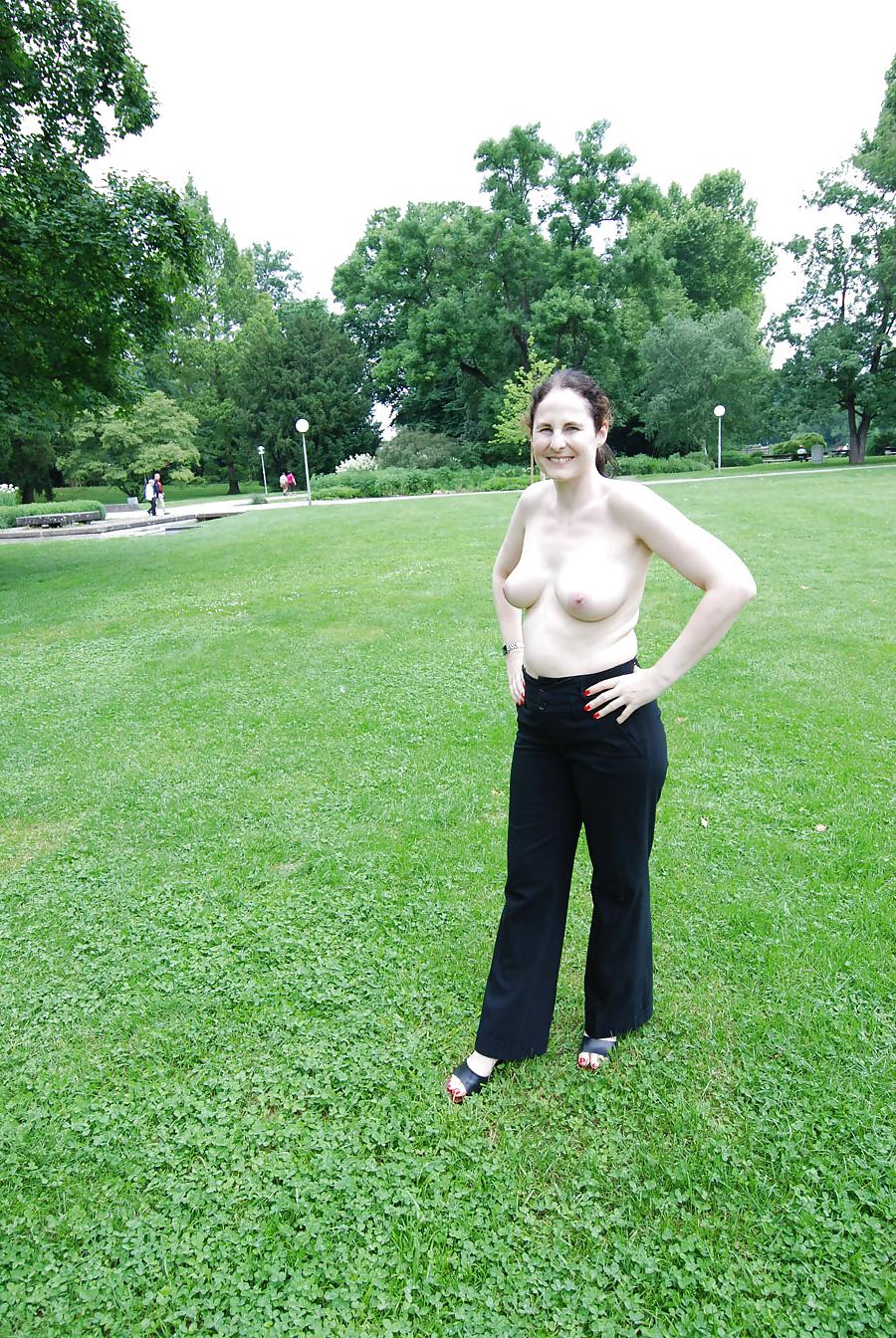 15P Mittem im Park ganz nackt und geil