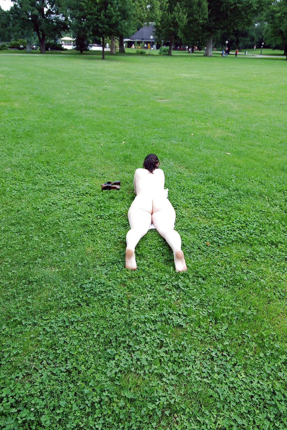 15P Mittem im Park ganz nackt und geil