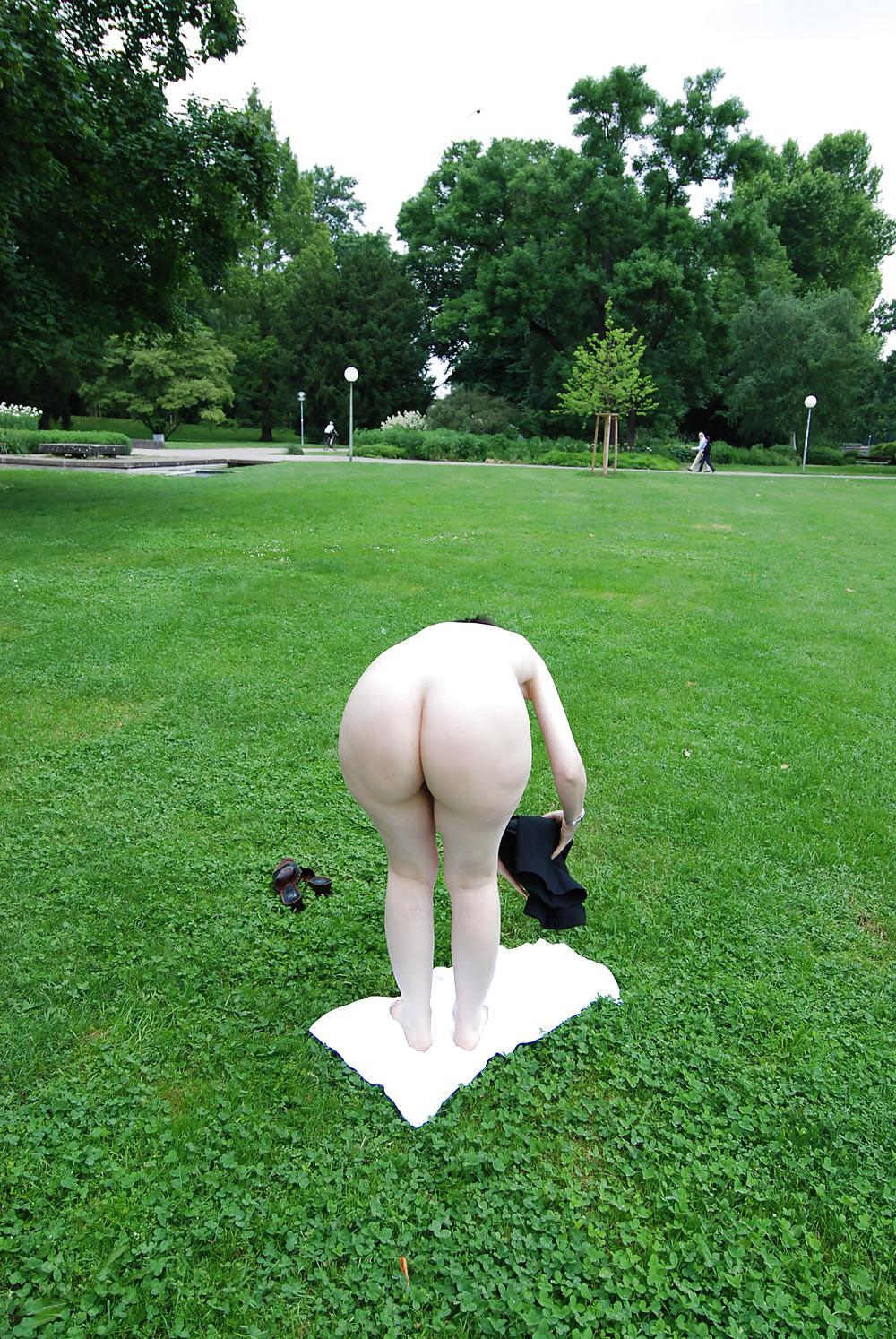 15P Mittem im Park ganz nackt und geil