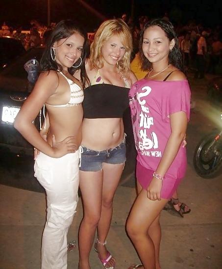 25P LATINAS CALIENTES EN SHORTS