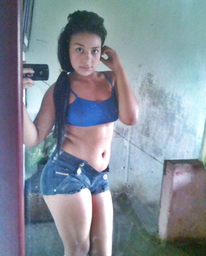 25P LATINAS CALIENTES EN SHORTS