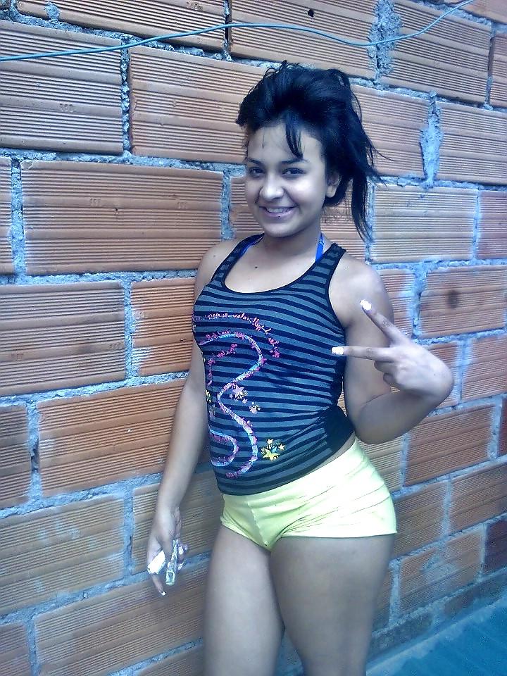 25P LATINAS CALIENTES EN SHORTS