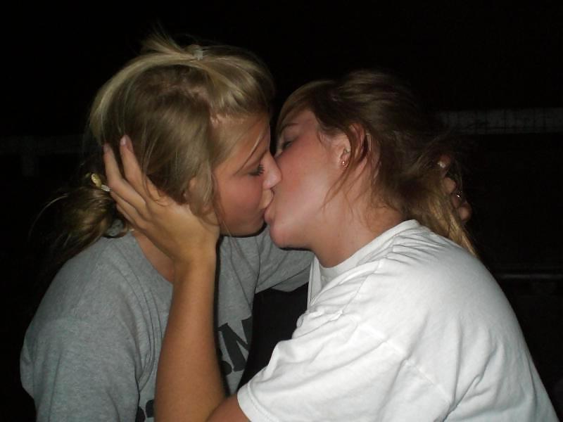 16P Sexy lesbians