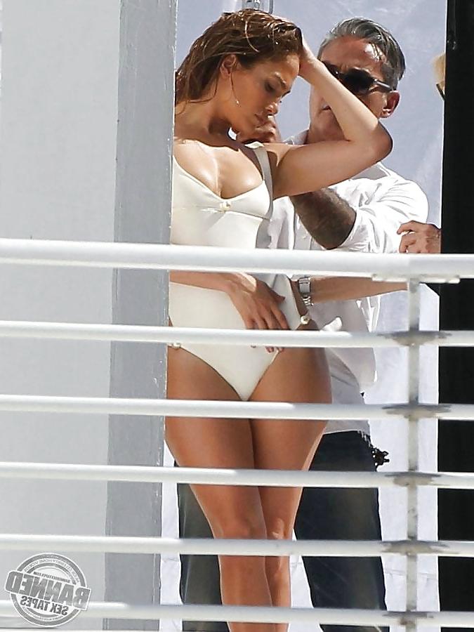 25P Jennifer Lopez oops