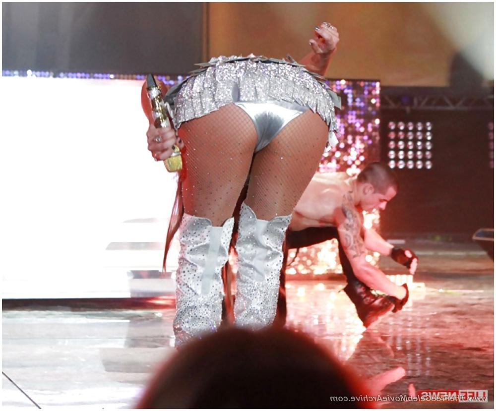25P Jennifer Lopez oops