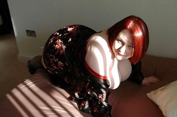 10P Big Tits Babe in Red Corset!