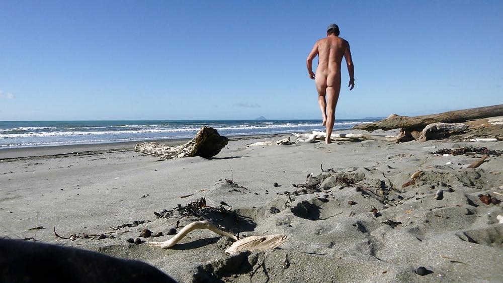 8P I'm naked at the beach again.