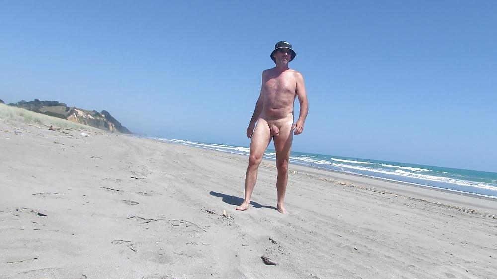 8P I'm naked at the beach again.