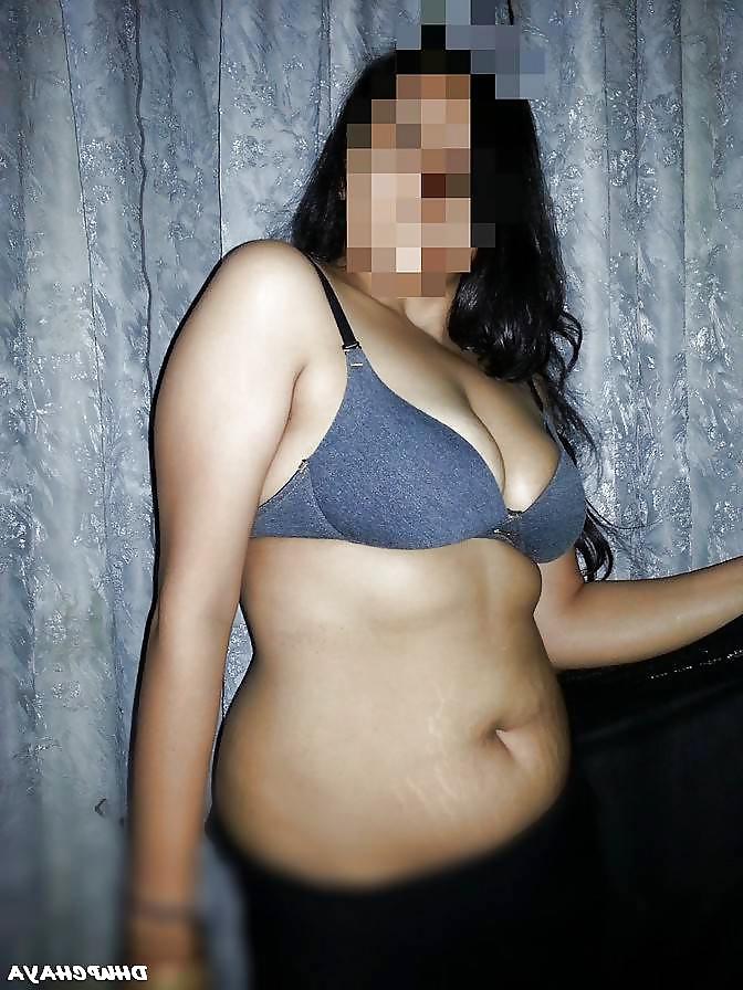 25P DESI SUPER HOT BHABHI SHOW HER SEXY ASSETS
