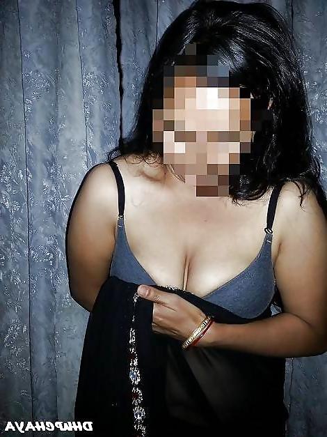 25P DESI SUPER HOT BHABHI SHOW HER SEXY ASSETS