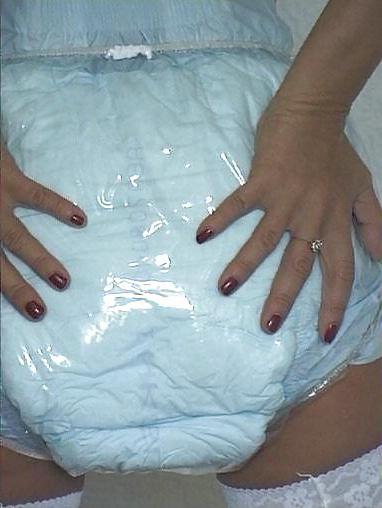 25P Blonde MILF trägt Plastikhose und Windel