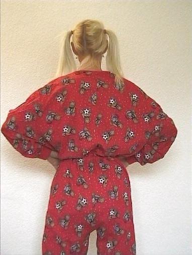25P Blonde MILF trägt Plastikhose und Windel