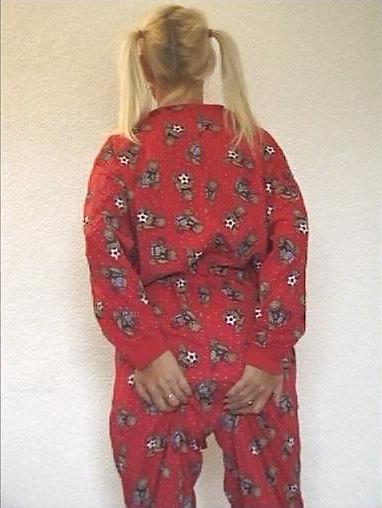 25P Blonde MILF trägt Plastikhose und Windel